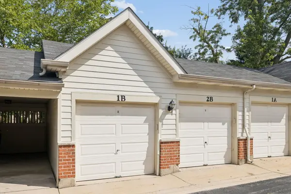 1032 SWIFT RD #1B, Glen Ellyn, IL 60137