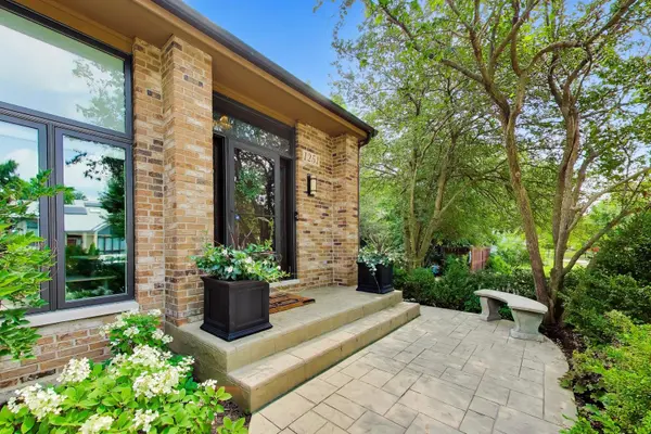 1251 Golf View DR, Woodridge, IL 60517
