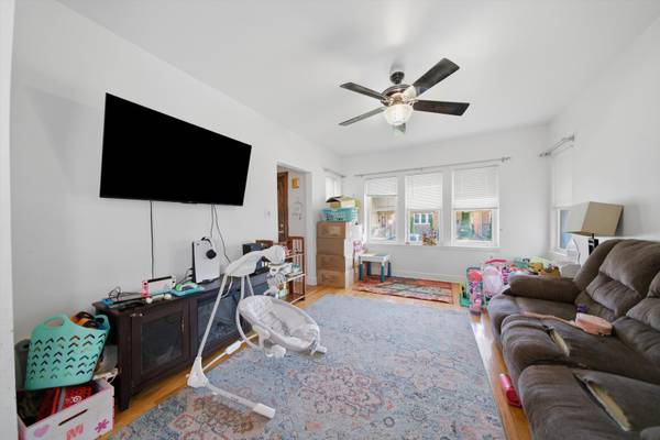 5704 W Newport AVE, Chicago, IL 60634
