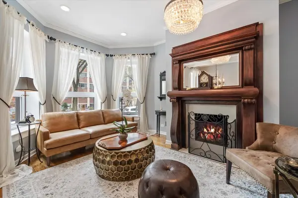 636 W Grace ST #1W, Chicago, IL 60613
