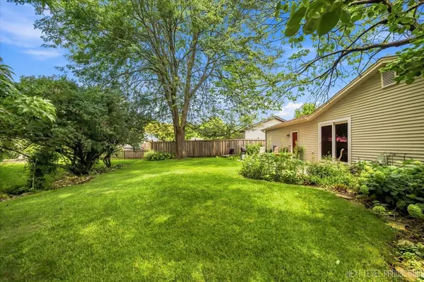 306 Pin Oak DR, North Aurora, IL 60542