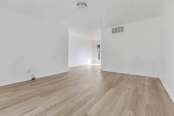 1031 Maple LN, Elk Grove Village, IL 60007