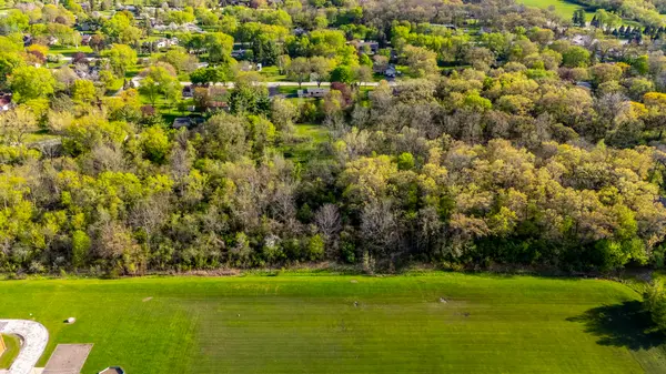 1001 N Hunt Club RD, Gurnee, IL 60031