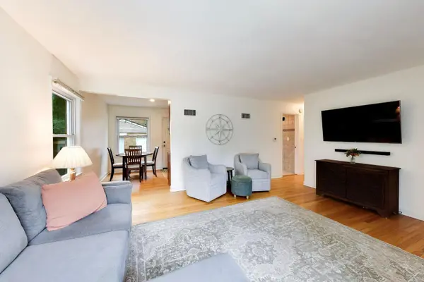 5816 W Greenleaf AVE, Chicago, IL 60646