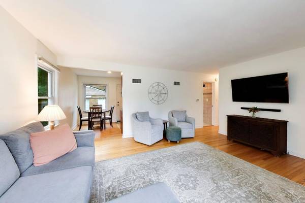 5816 W Greenleaf AVE, Chicago, IL 60646
