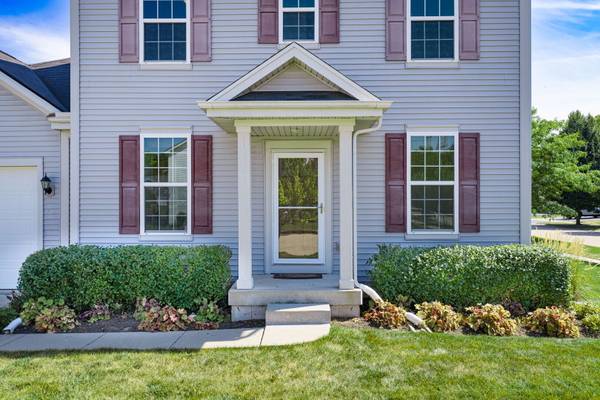 2009 Mayfair DR, Island Lake, IL 60042