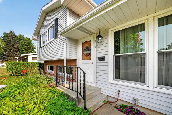 101 Joanne LN, Rochelle, IL 61068