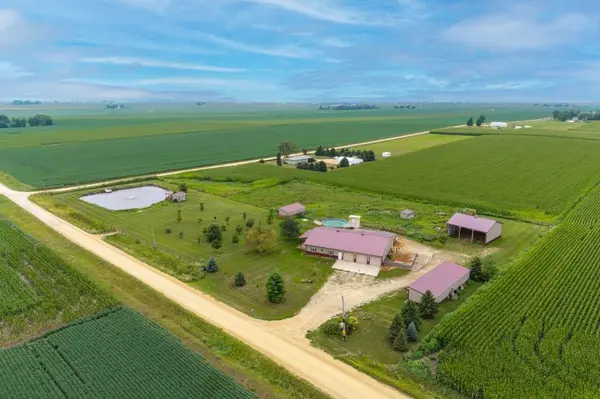 2090 250th AVE, De Witt, IA 52472