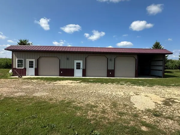2090 250th AVE, De Witt, IA 52472