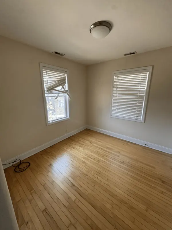 7555 N Rogers AVE, Chicago, IL 60626