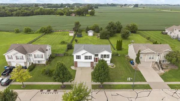 1616 Jenna DR, Davenport, IA 52804