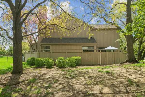 471 Old Barn RD, Lake Barrington, IL 60010