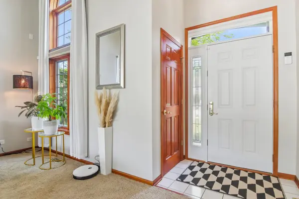 18 W Rosewood LN, Round Lake Beach, IL 60073