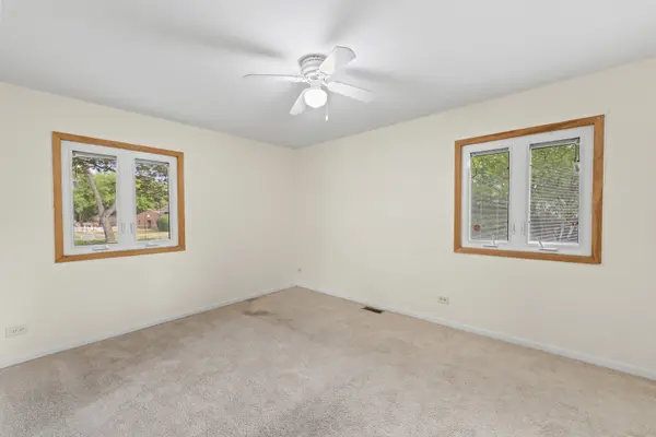 109 Landmeier RD, Elk Grove Village, IL 60007