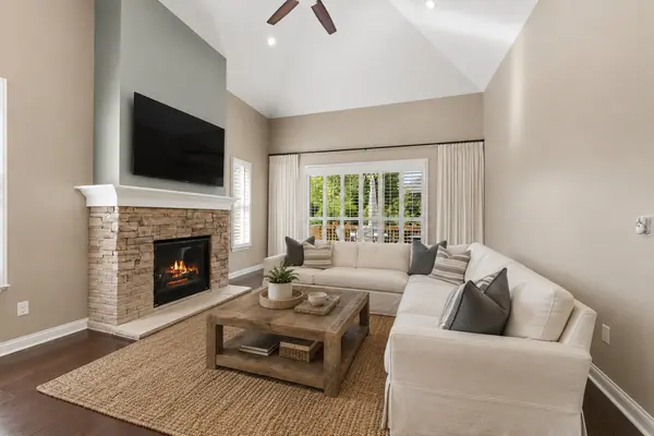 1636 Castle Lawn CT, Naperville, IL 60565
