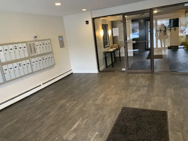 7211 WOLF RD #412A, Indian Head Park, IL 60525