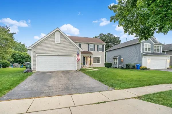 525 Arlington LN, South Elgin, IL 60177