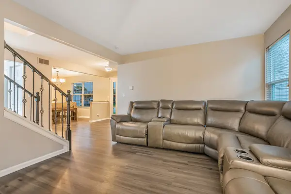 525 Arlington LN, South Elgin, IL 60177