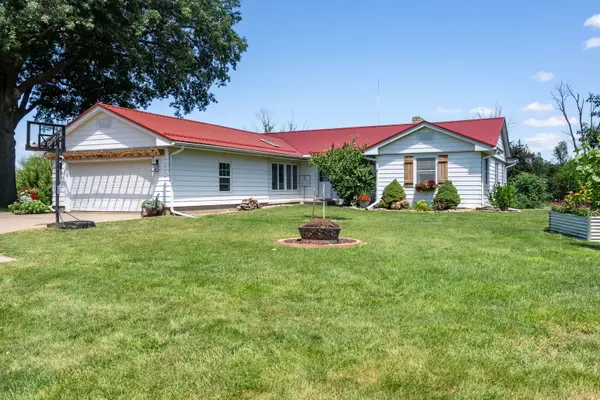 930 11th AVE N, Clinton, IA 52732