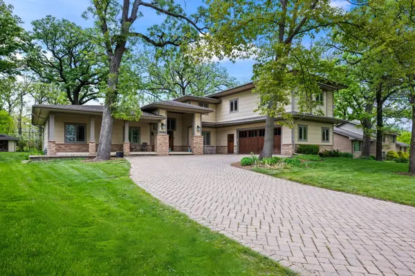 23W212 Blackcherry LN, Glen Ellyn, IL 60137