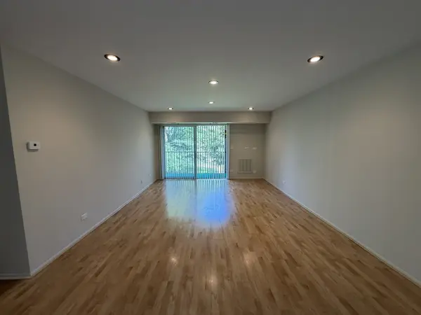 1101 S Hunt Club DR #214, Mount Prospect, IL 60056