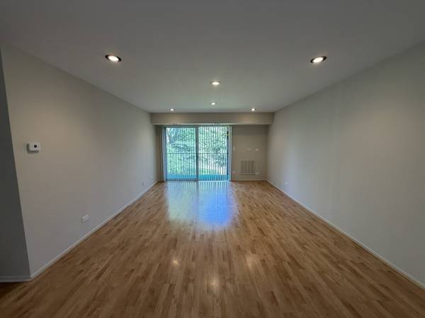 1101 S Hunt Club DR #214, Mount Prospect, IL 60056