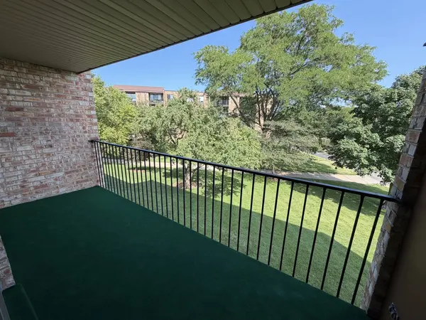1101 S Hunt Club DR #214, Mount Prospect, IL 60056