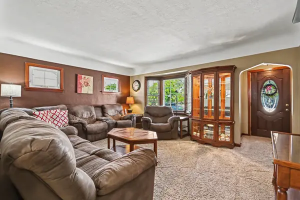18010 Burnham AVE, Lansing, IL 60438