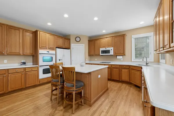 1790 Queensport DR, Crystal Lake, IL 60014