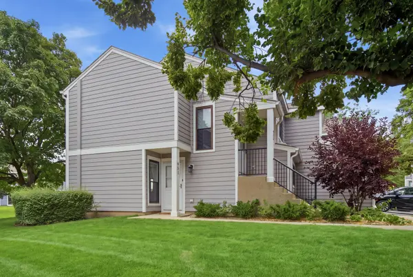 951 Manchester CIR #951, Schaumburg, IL 60193