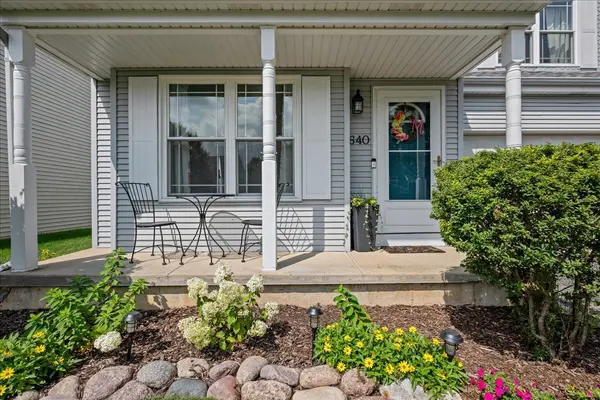 640 Green Meadow LN, Geneva, IL 60134