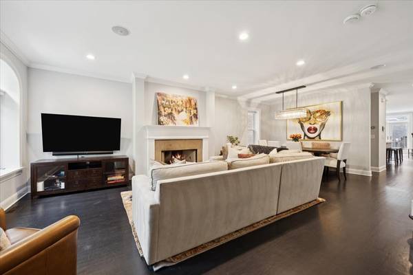 1915 W Wolfram ST, Chicago, IL 60657