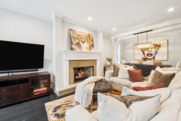 1915 W Wolfram ST, Chicago, IL 60657