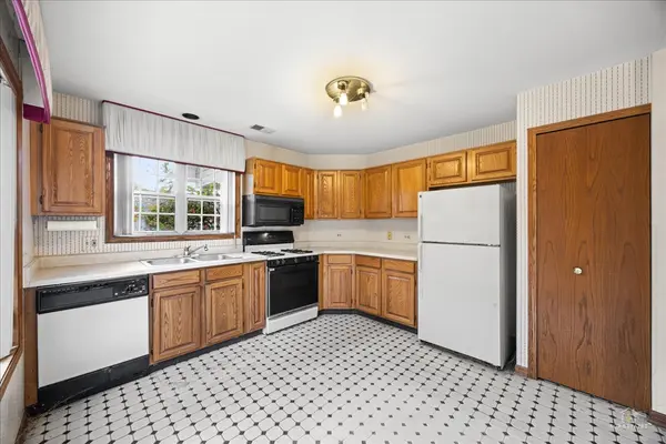 200 Westminster CT #C, Schaumburg, IL 60193