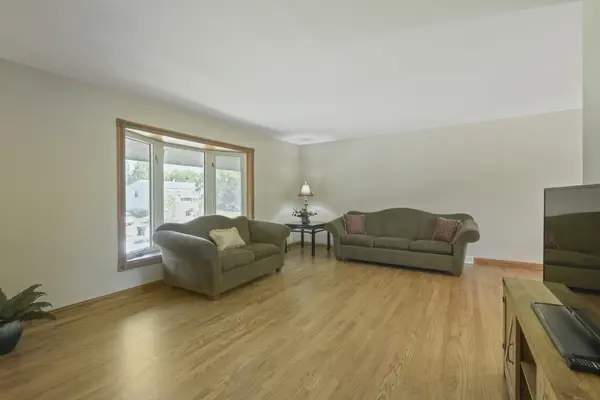 1120 Concord LN, Hoffman Estates, IL 60192