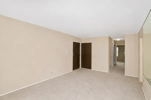 275 Kings Mill CT #C2, Schaumburg, IL 60193