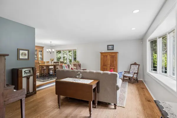 11S634 Mcgrath LN, Naperville, IL 60564