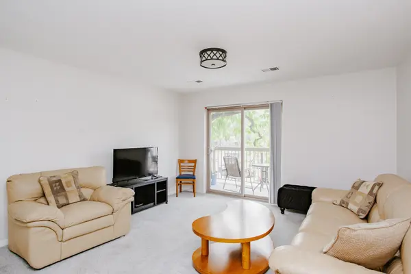 701 W Central RD #B4, Mount Prospect, IL 60056