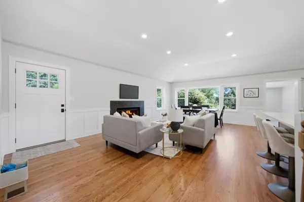 75 Brookdale LN, Palatine, IL 60067