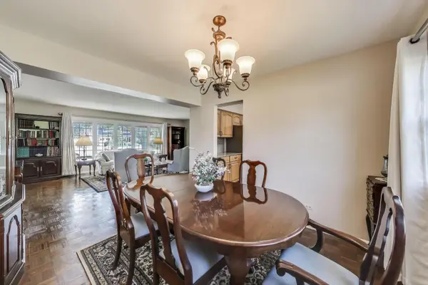 206 W Hintz RD, Arlington Heights, IL 60004
