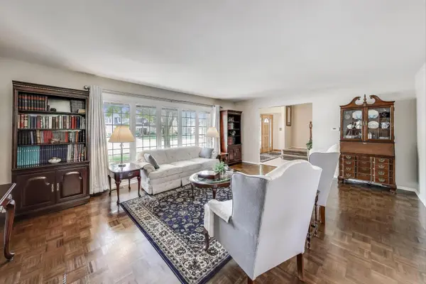 206 W Hintz RD, Arlington Heights, IL 60004