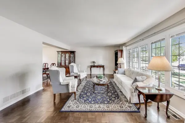 206 W Hintz RD, Arlington Heights, IL 60004