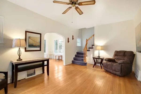 101 W MAPLE AVE, Roselle, IL 60172