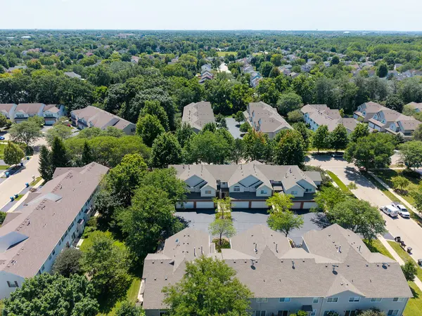 311 Abington Woods DR, Aurora, IL 60502