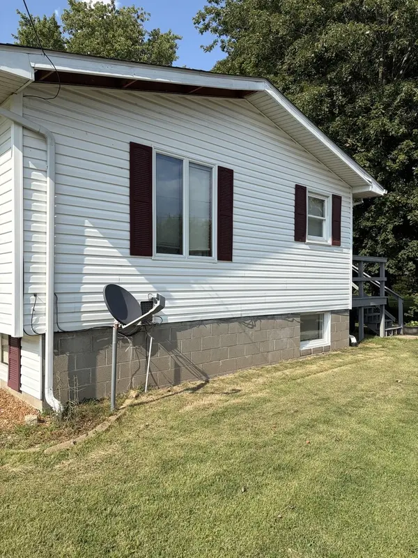 716 S Cockrum ST, Sesser, IL 62884