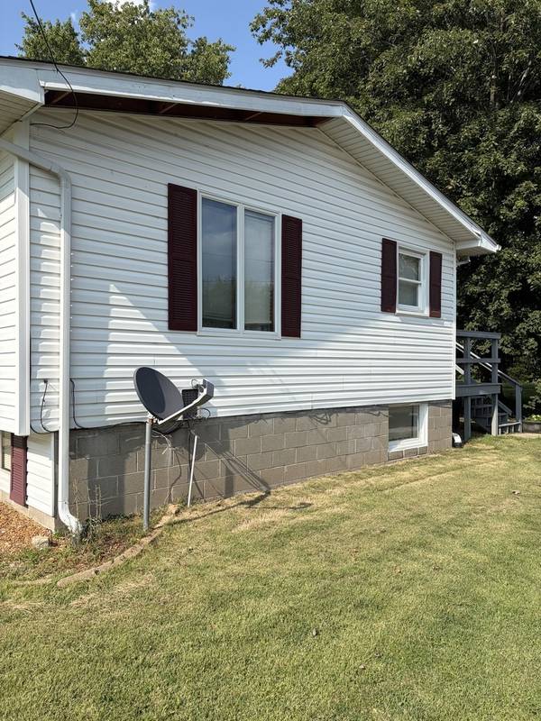 716 S Cockrum ST, Sesser, IL 62884