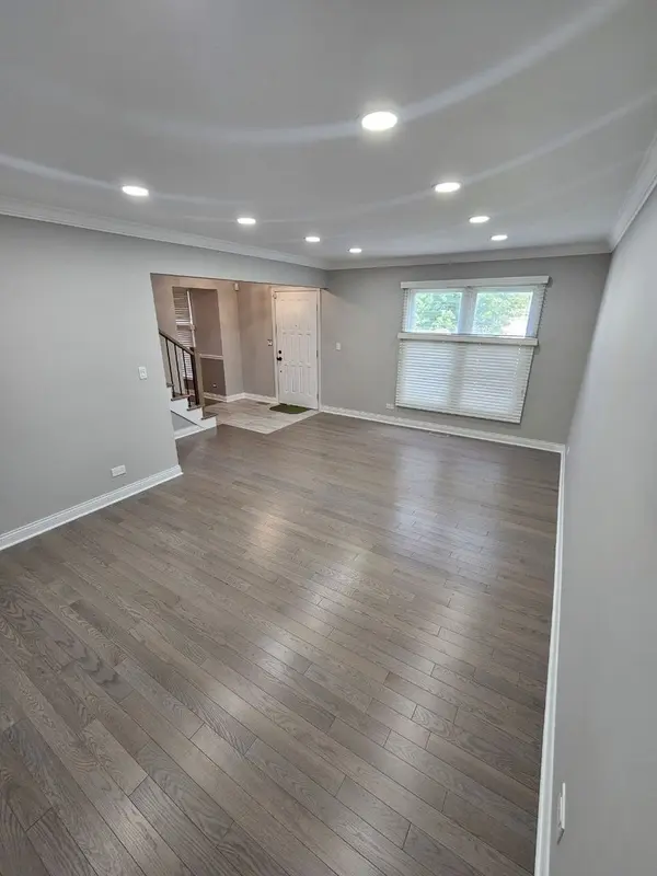 4 N Staffire DR, Schaumburg, IL 60194