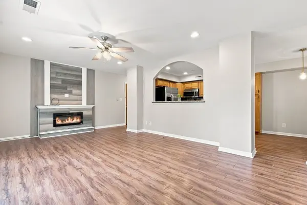 1100 N Farnsworth AVE #2F, Aurora, IL 60505