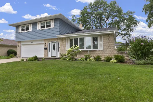 2003 E Lillian LN, Arlington Heights, IL 60004