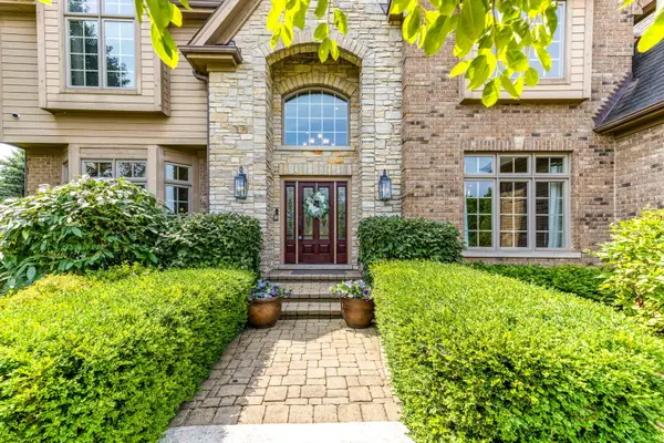 37W209 Deer Pond CT, St. Charles, IL 60175